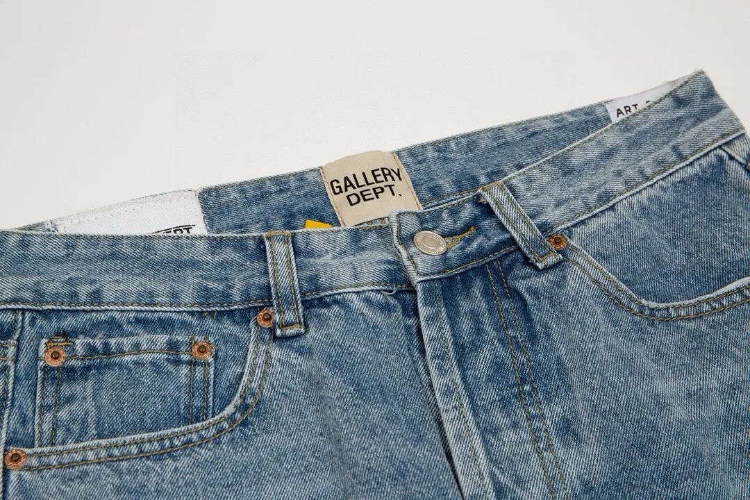 #8018 P246💰 GALLERY DEPT. LA Flared The first generation of Vintage spliced loose washed flared jeans - Original purchased and patterned to truly restore the ultimate texture of Vintage - Original hardware accessories, washed and other elevators, QR code analysis are all purchased from the original factory, high degree of restoration, you are welcome to compare with a certain product~ - Three-dimensional version Loose and comfortable, not picky about the figure, taller and slimmer, factory Seiko, original factory quality control, same style for men and women, can be matched with couples Versatile recommendation: must-have jeans for all seasons - Sizes: 28 30 32 34 36